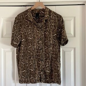 Short sleeve button down shirt with snake print in Size medium